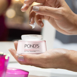 POND'S Bright Beauty Day Cream 50 g, Non-Oily, Mattifying Daily Face Moisturizer, SPF 15 - With Niacinamide to Lighten Dark Spots for Glowing Skin